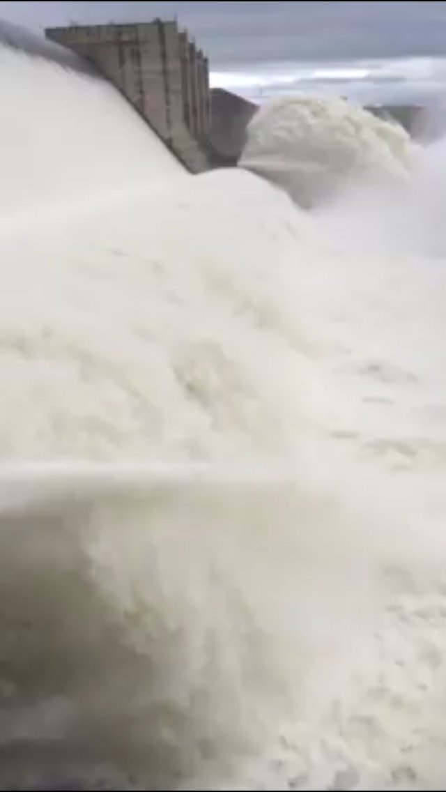 tWeatherSA's tweet image. 📷Water gushes out from Grootdraai Dam (102,51%) and is en route to the VAAL DAM on Thursday morning.