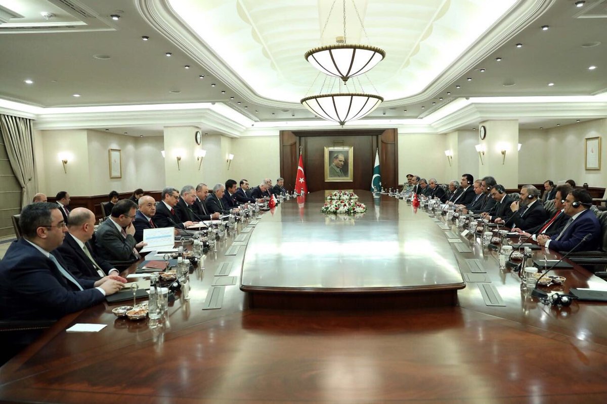 Başbakan Binali Yıldırım, Pakistan Başbakanı Navaz Şerif ile baş başa görüşmenin ardından heyetler arası görüşme gerçekleştirdi.