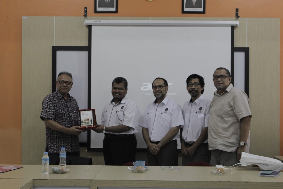 dirmawaUISI's tweet photo. Hari ini UISI kembali menerima kunjungan dari Petronas University di G1 untuk menjalin kerjasama diberbagai bidang. https://t.co/kI2fbf1cE0