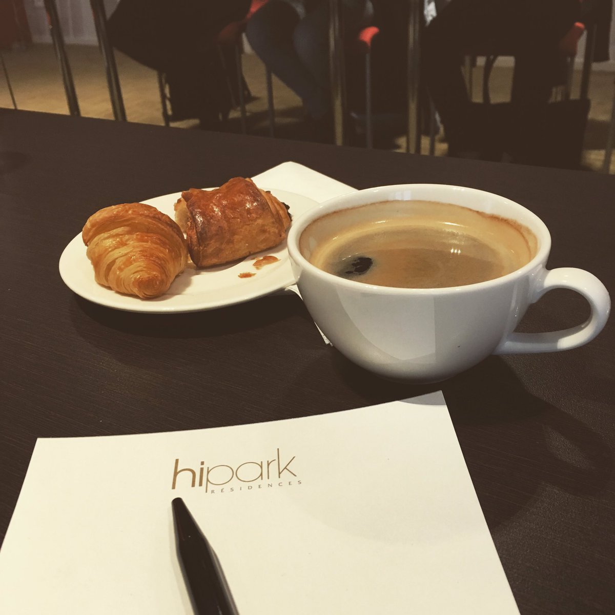 celinegllm's tweet photo. Ce matin, c'était #reunion avec la sphère #communication de @CarnetdAffaires ! ☕️🥐
Bonne journée à tous ! 😊
#entrepreneurs #meeting #morning https://t.co/Ww1ZF7NpOY