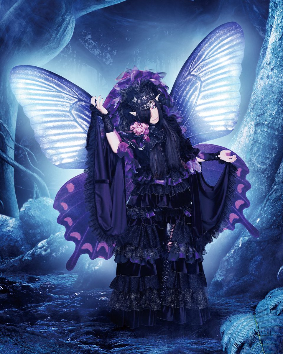 Asagi Official Account Twitterissa 新アー写解禁 今回のコンセプトは Dark Fairy Tale です 闇に佇む妖精 そして暗く悲しいお伽噺という意味をかけあわせました 今までに描いたことのない新章です 全貌は4 23のzeppフリーライヴで皆さんが直接目にしてください