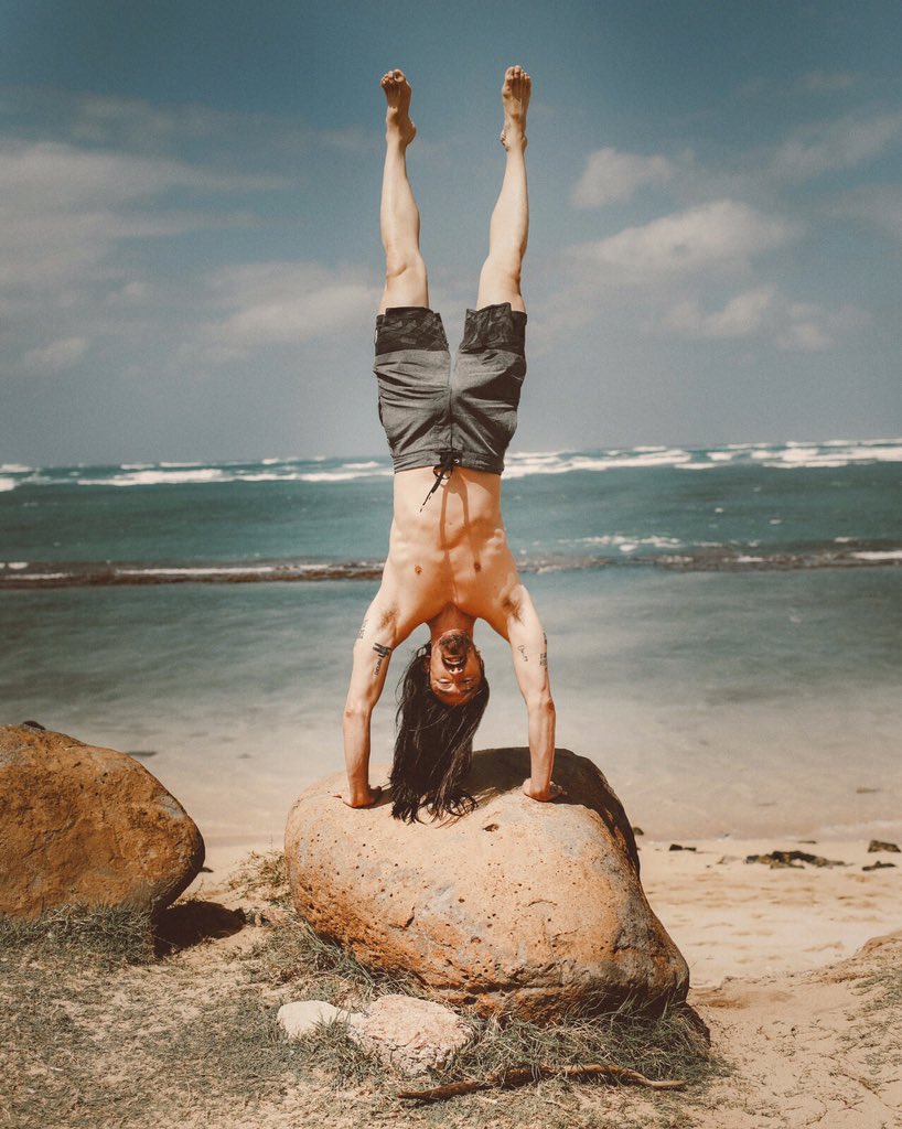 Sometimes u gotta change your perspective by doing a handstand on a rock in Hawaii 🙃 https://t.co/yU6kC9bNPx