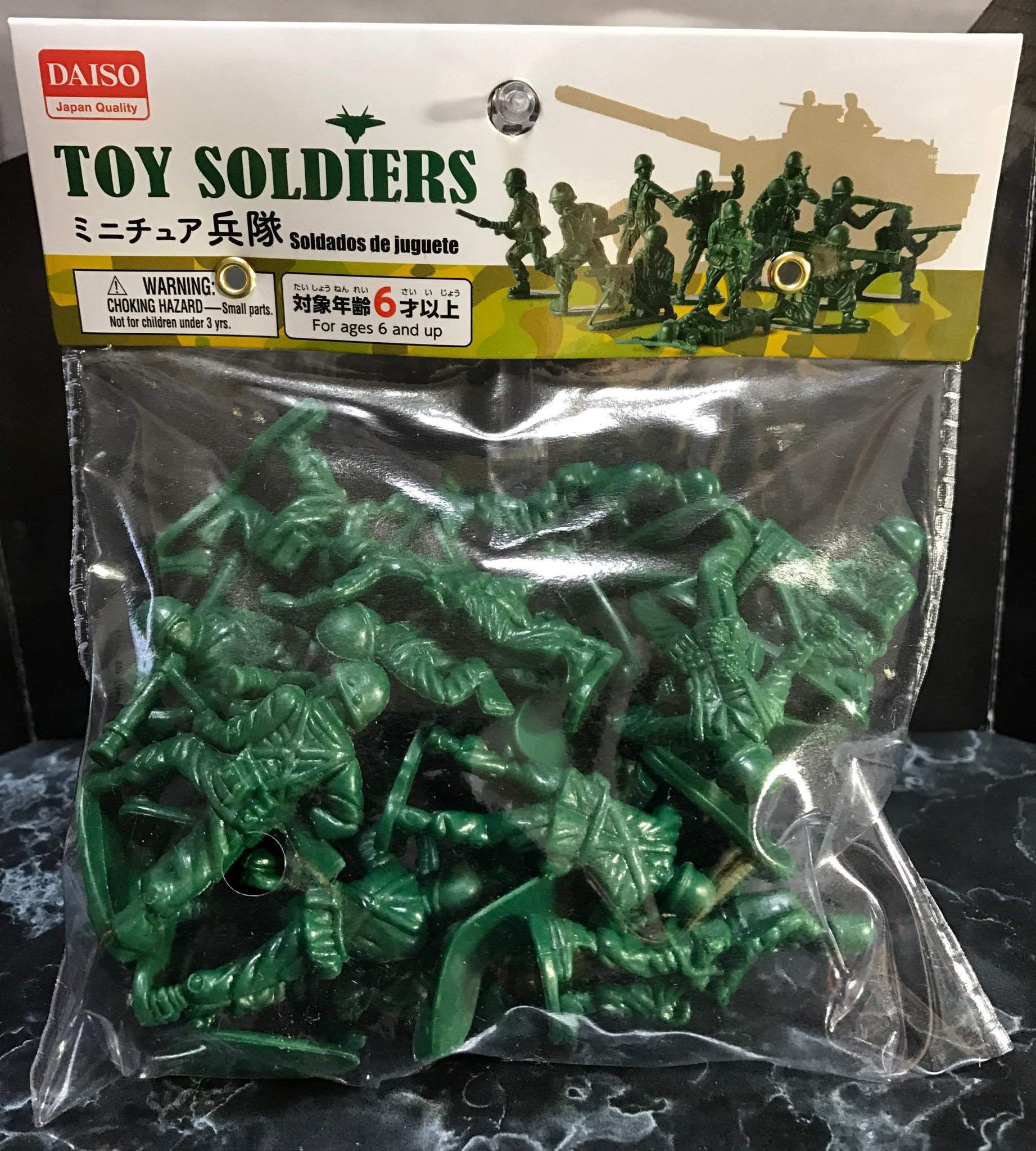 Kotti ダイソーにあったグリーンアーミーメンのような兵隊人形 なぜか笑顔で手榴弾を投げんとする人やヤバイ感じに砲身の曲がったバズーカ砲手など100円で24体入り お得 駄玩具 特に使い道はない