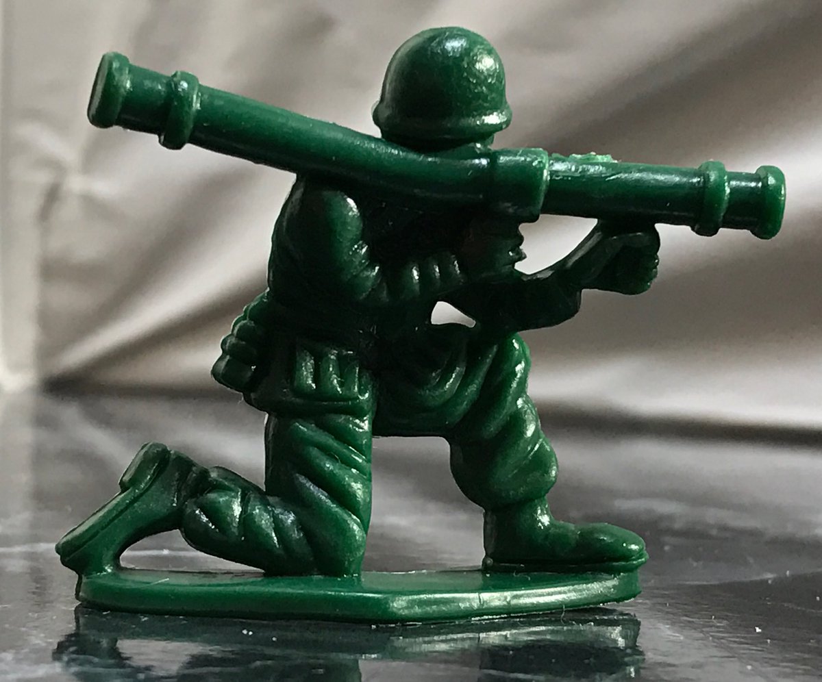 Kotti ダイソーにあったグリーンアーミーメンのような兵隊人形 なぜか笑顔で手榴弾を投げんとする人やヤバイ感じに砲身の曲がったバズーカ砲手など100円で24体入り お得 駄玩具 特に使い道はない