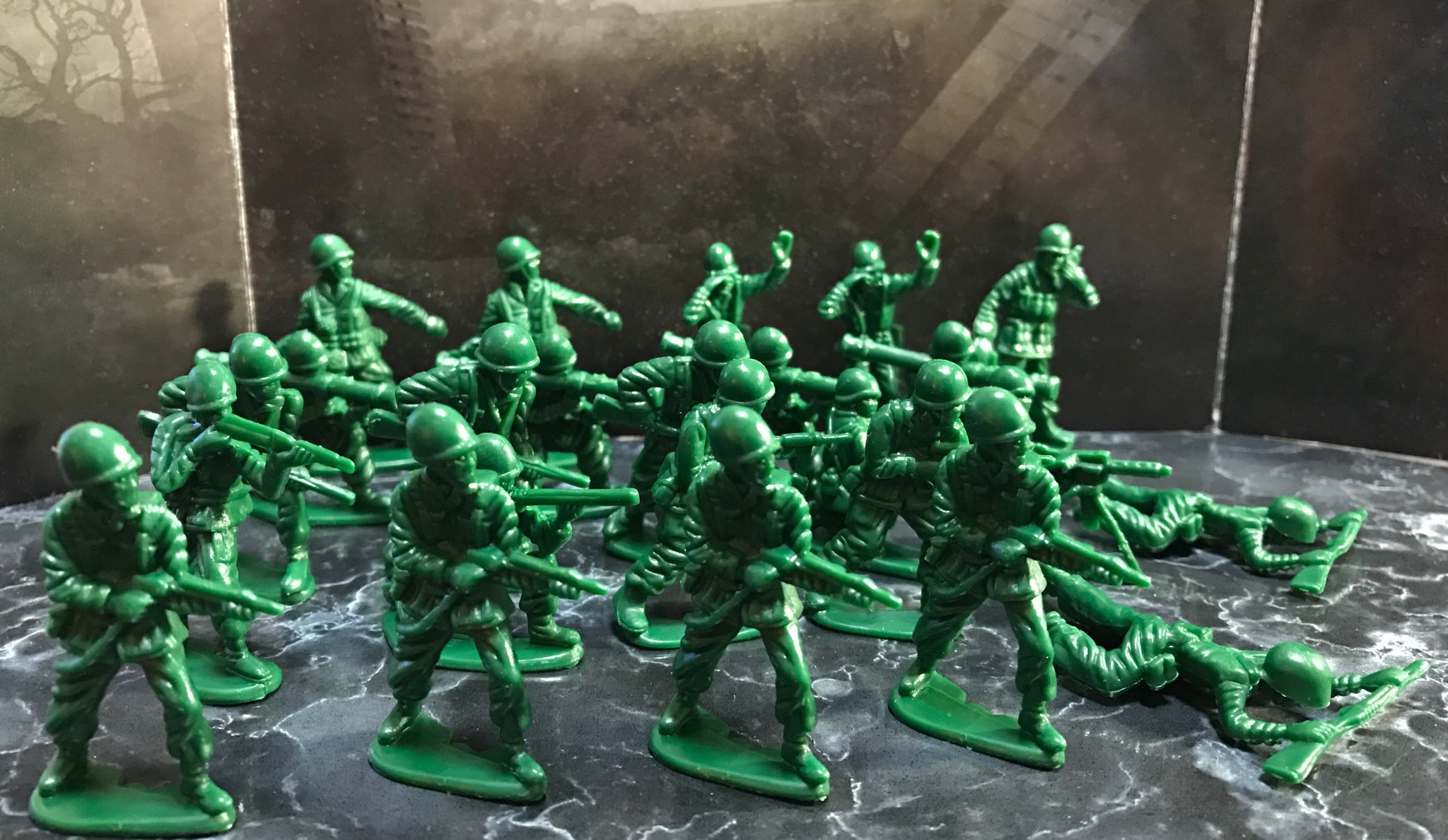 Kotti ダイソーにあったグリーンアーミーメンのような兵隊人形 なぜか笑顔で手榴弾を投げんとする人やヤバイ感じに砲身の曲がったバズーカ砲手など100円で24体入り お得 駄玩具 特に使い道はない
