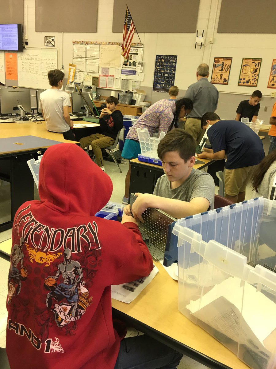 RRMSRoyalKnight's tweet image. Great collaborative learning going on in PLTW Robotics &amp;amp; Automation! #royalscholars #royalrobotics