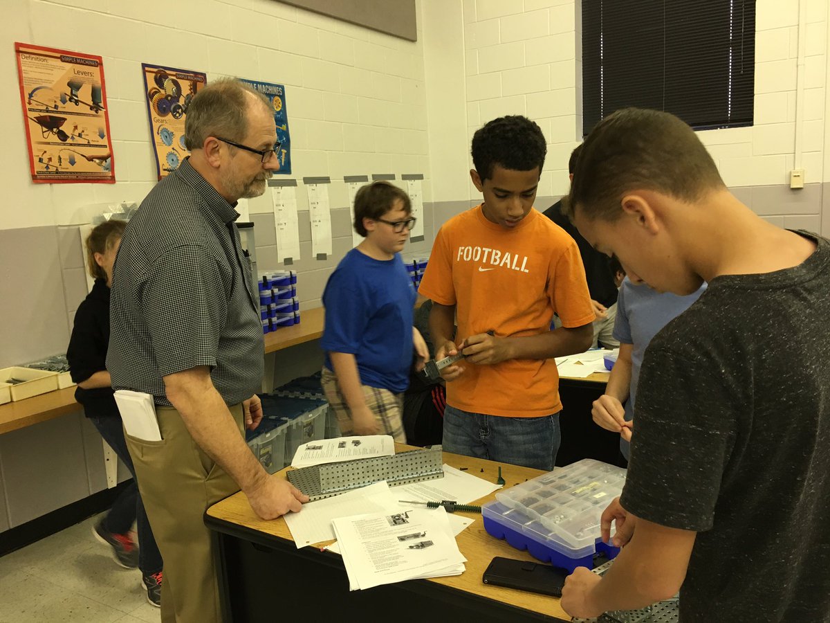 RRMSRoyalKnight's tweet image. Great collaborative learning going on in PLTW Robotics &amp;amp; Automation! #royalscholars #royalrobotics