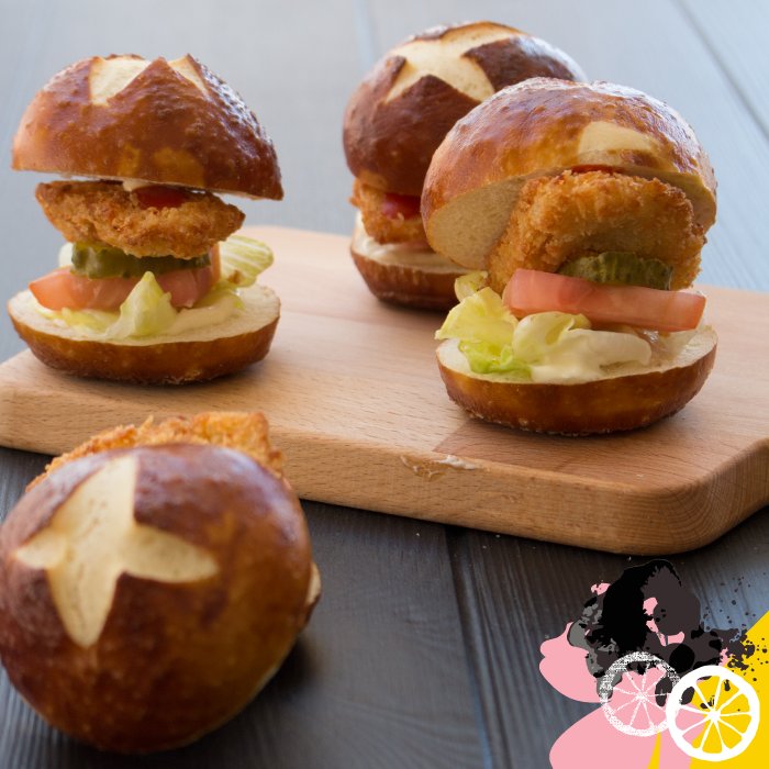 LemonBistro's tweet photo. أي المكونات ال��الية لا توجد في سلايدرز شرحات دجاج سيراتشا الحارة (المبهرة)؟
1- خس
2- بندورة 
3- جرجير https://t.co/oeD6ZEoHRP
