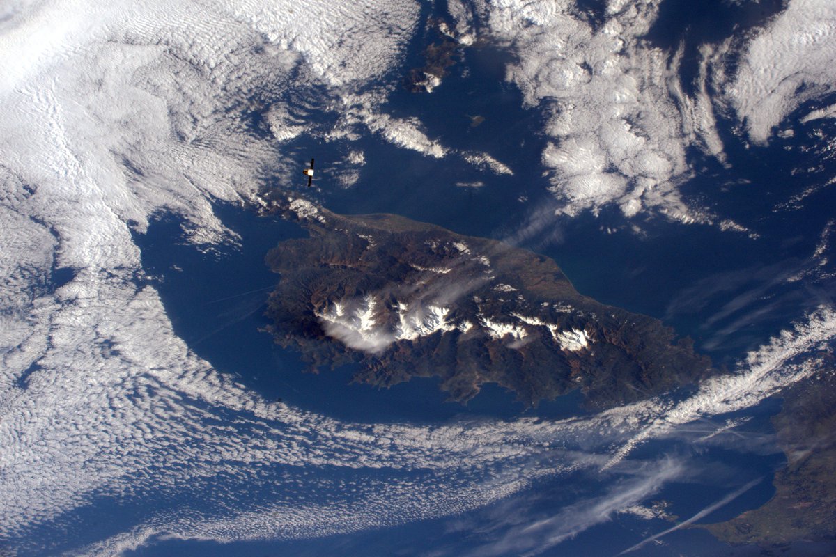 Thom_astro's tweet image. Approche parfaite du #Dragon, par en-dessous de l’ISS. Sous nos yeux, un Dragon à 5km environ, et la #Corse à 400km. Pas la pire vue.