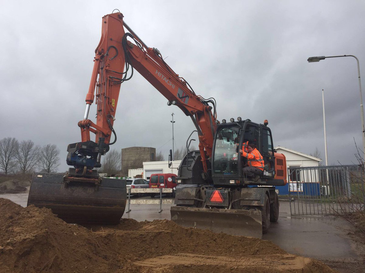 Bedankt <a href="/KWS_Infra/">KWS</a> voor de leuke dag! Uitleg over het werk (Schuytgraaf Arnhem) en leerlingen mochten 'trekker veurn' en op de graafmachine