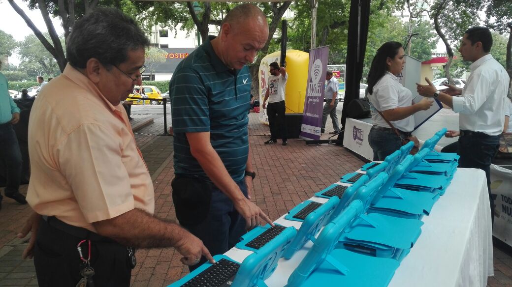 CompuParaEducar's tweet photo. Uso de TIC en la educación está directamente asociado a la curiosidad. Docentes de Cúcuta se benefician con tabletas para investigar mejor. https://t.co/9xr62vaMFF