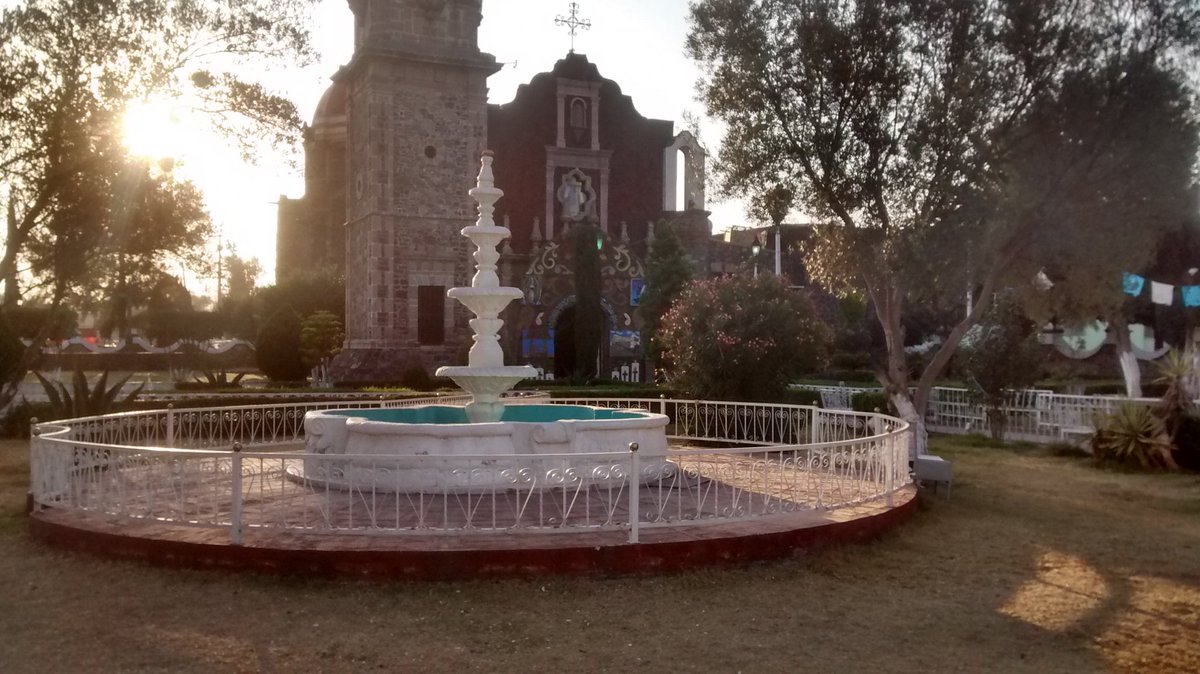 MisArmas's tweet photo. En este pueblo tuve tres novias y en esta iglesia 💒 nos hubiéramos casado,pero la cagaron morras😒
Saludos Juana,Rosa y Diana ✌😎 #Atlatongo 😂 https://t.co/veFK7hJm3Y