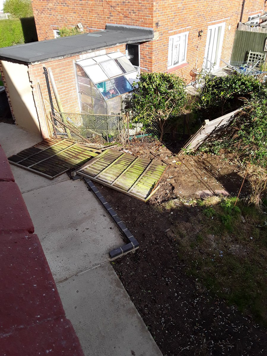 sheerserenity8's tweet photo. Take care people! 🌬🌬 We've already lost 2 panels! #stormdoris https://t.co/wbLZh8oJvP