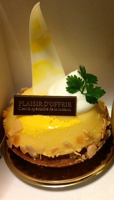 高知市のおいしいケーキ屋さん 洋菓子店モンプレジール レモンタルト 380 レモンの味がさわやかなタルトです レモンの味がとっても濃くて レモン好きにはたまらない味でした O タルトはサクサクで 外側のアーモンドが良いアクセントになっていました