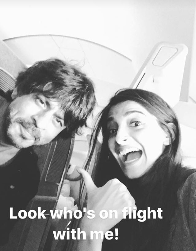 SRKFCI's tweet photo. Wooww.. Sonam Kapoor @sonamakapoor terlihat begitu bersemangat bertemu Shah Rukh Khan @iamsrk di dalam pesawat 😍
#MohabbateinMNCTV https://t.co/Evjy0WpVV2