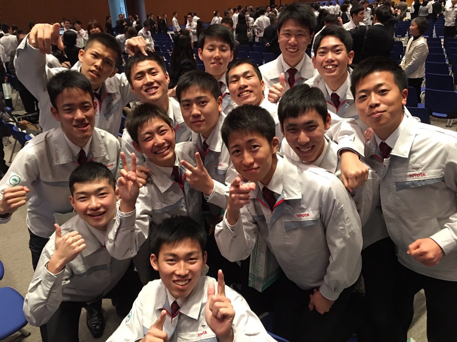 中山 航 今日 トヨタ工業学園を卒業しました 専門部での1年間は本当に濃くて色んな事を学べた いろんな人に支えられてここまで来れた これからも感謝の気持ち持ってやってこう トヨタ工業学園専門部第27期生でほんとに良かった みんなありがとう