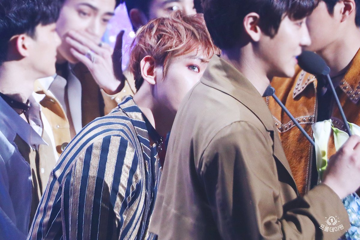 reyeolie's tweet photo. Find a guy who looking at me as the same way as Baekhyun looking at Chanyeol ❤️❤️❤️ https://t.co/KDeGsbny7P