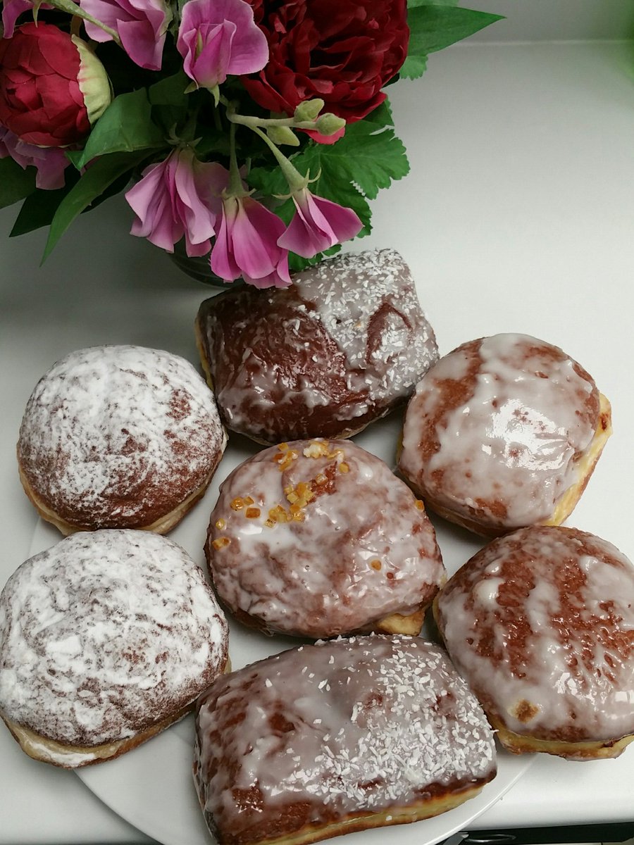 PutneyPharmacy's tweet photo. Słodkiego tłustego czwartku
Happy Pączki Day! #polish #doughnuts https://t.co/yO7IKsCcvH