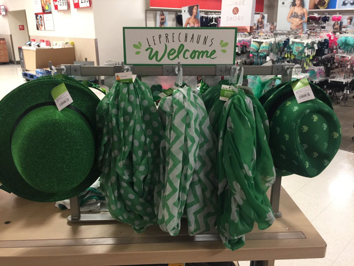 katie_ambuehl's tweet photo. When your St.Patricks Day focal changes daily! #DrivingSales #EmptyEveryMorning #TargetWillowbrook @jennkallman @julianeA37 @Judes731 https://t.co/R5Apr2aCSG