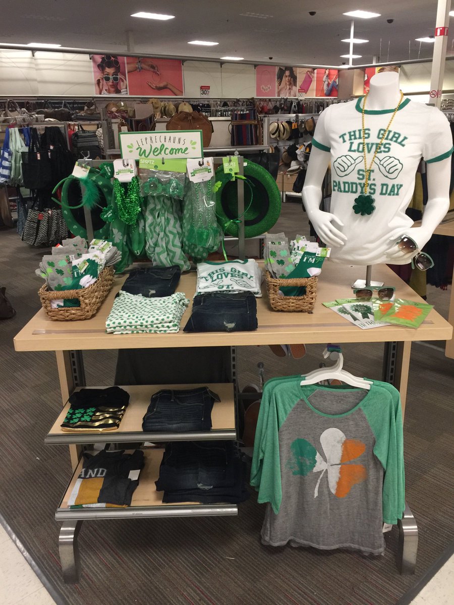 katie_ambuehl's tweet photo. When your St.Patricks Day focal changes daily! #DrivingSales #EmptyEveryMorning #TargetWillowbrook @jennkallman @julianeA37 @Judes731 https://t.co/R5Apr2aCSG