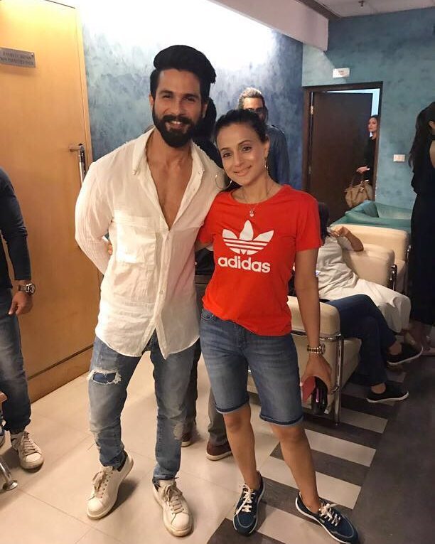 ZoomTV's tweet photo. .@shahidkapoor  and @ameesha_patel pose for a picture together at the screening of #Rangoon https://t.co/LDoh7cbamG