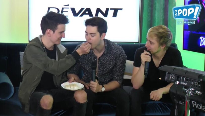 jienglebells's tweet photo. Connor to Riley: mesherep be?
Riley to Connor: ee mesherep hihi

lmao #WelcomeBackBeforeYouExit #BYEinManila2017 https://t.co/DCfFdk1x4f