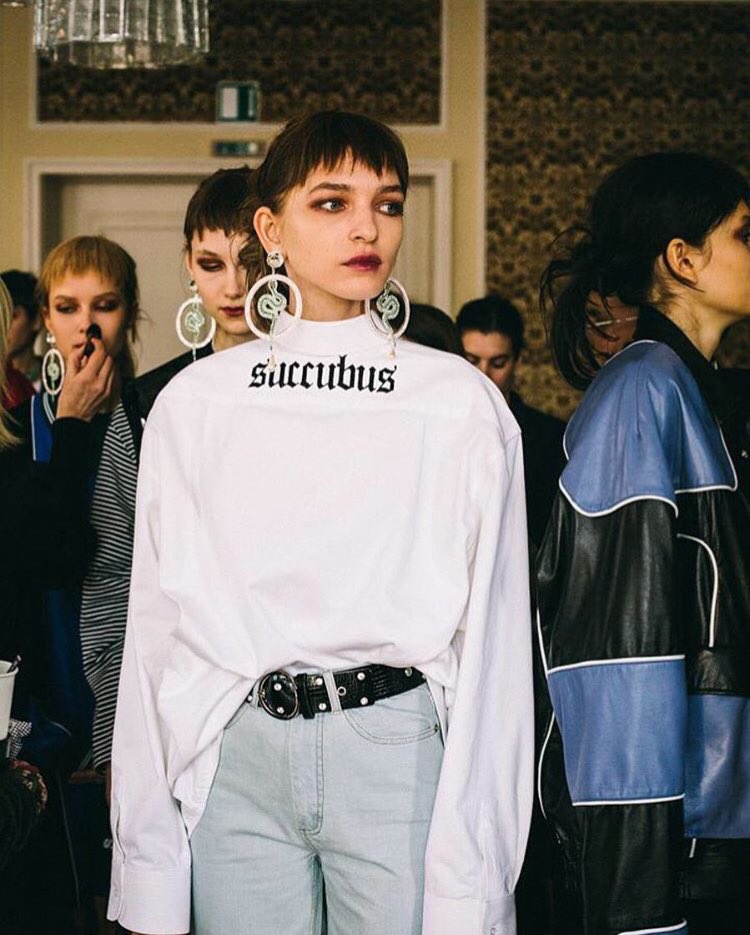 rojopluton_'s tweet photo. Succubus ➰〰➰JULIA SEEMANN 🎹 [ #runway #runwaymodel 
#BACKSTAGE https://t.co/2TQ3Q5DLed