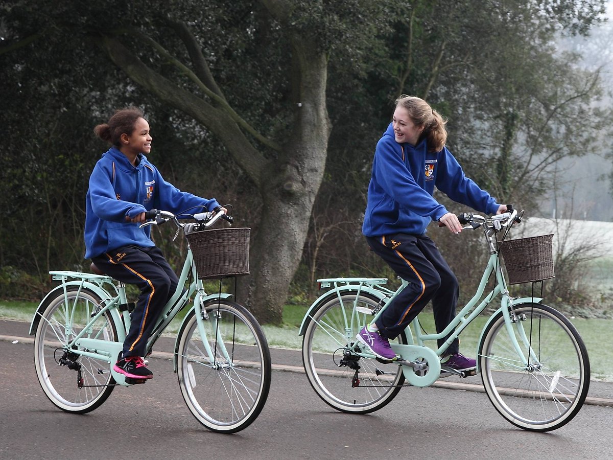 BroadribbCycles's tweet photo. Nice to see pupils @stowemail enjoying the Broadribb Belgravia Bikes https://t.co/LYBQrYZhql #belgravia #bikerides https://t.co/2kZX2FHFJV