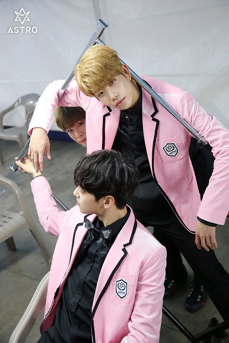 MOONBIN_COM's tweet photo. [#아스트로] #ASTRO #문빈 #MOONBIN #WinterDream #붙잡았어야해 #HappyASTROday 빼꼼♡ https://t.co/cOwlRhud8r