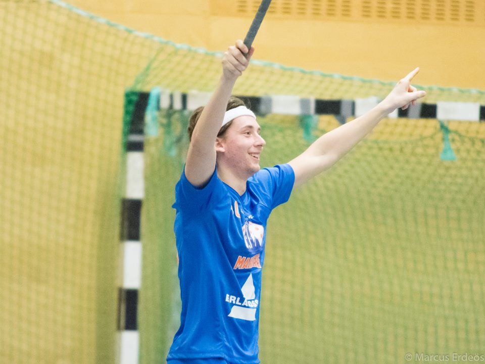 innebandymag's tweet photo. Efter titeln hyllar han sin coach https://t.co/ZrUG3uhoi1 #innebandy #floorball https://t.co/ERB8KZ172V