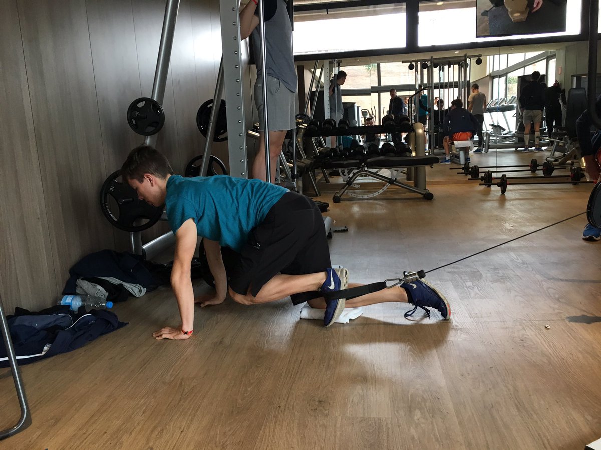 DCT_NewGen's tweet photo. Musculation pour les coureurs ce matin avec @Ant_Petit, @Pacotalexandre et @davgiraud aux commandes #prepaphysique #training #formation https://t.co/5ryxXydrDp