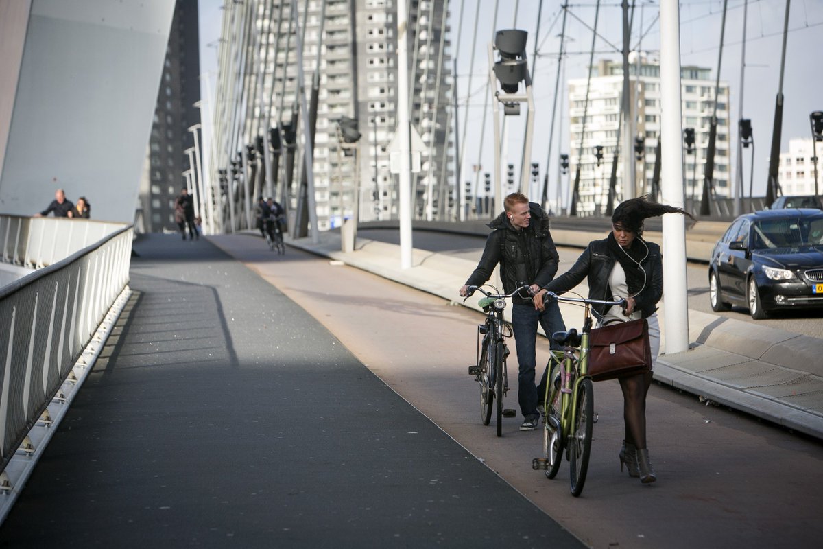 Stadsbeheer010's tweet photo. Ivm harde wind is het val van #DeHef omlaag tot halverwege. Klep v @Erasmusbrug010 blijft dicht. Rij rustig over de bruggen! @Willemsbrug010 https://t.co/EYhoBj7NBv