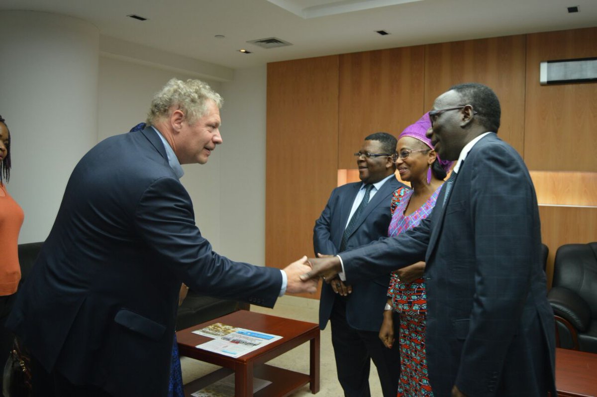 Accueil officiel Directeur exécutif de Gavi par la Mme Jacqueline Lydia MIKOLO, ce  22 février 2017 à l'aéroport Maya-maya.