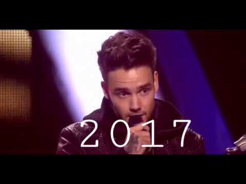sendlovetoHarry's tweet photo. Does it ever drive you crazy, just how fast the night changes?
#BritOneDirection https://t.co/ObFkMYZxjU