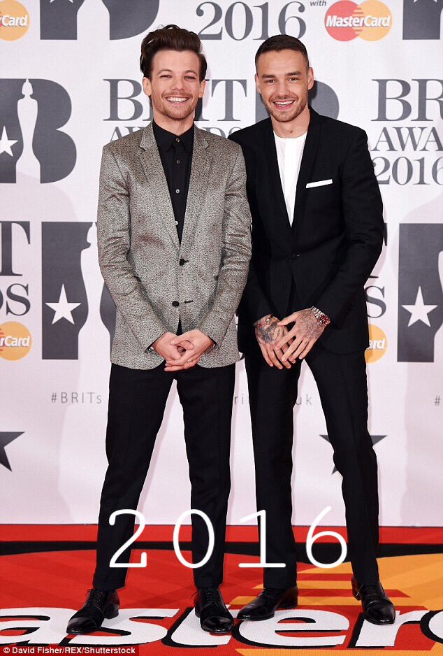 sendlovetoHarry's tweet photo. Does it ever drive you crazy, just how fast the night changes?
#BritOneDirection https://t.co/ObFkMYZxjU