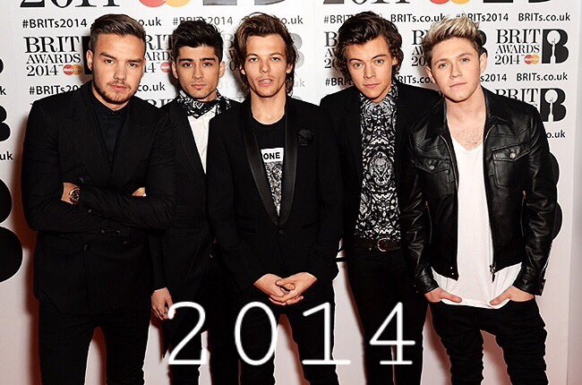 sendlovetoHarry's tweet photo. Does it ever drive you crazy, just how fast the night changes?
#BritOneDirection https://t.co/ObFkMYZxjU