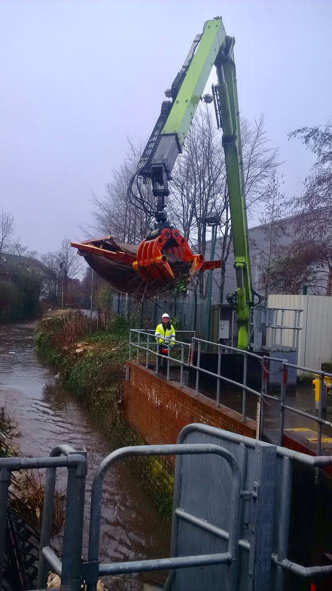 AdamBaylissEA's tweet photo. Sometimes a rake isn't enough.

We have this big grab at the #SheafScreen in #Sheffield.
Removing large debris to lower risk of flooding. https://t.co/Nk6Dn6B6lS
