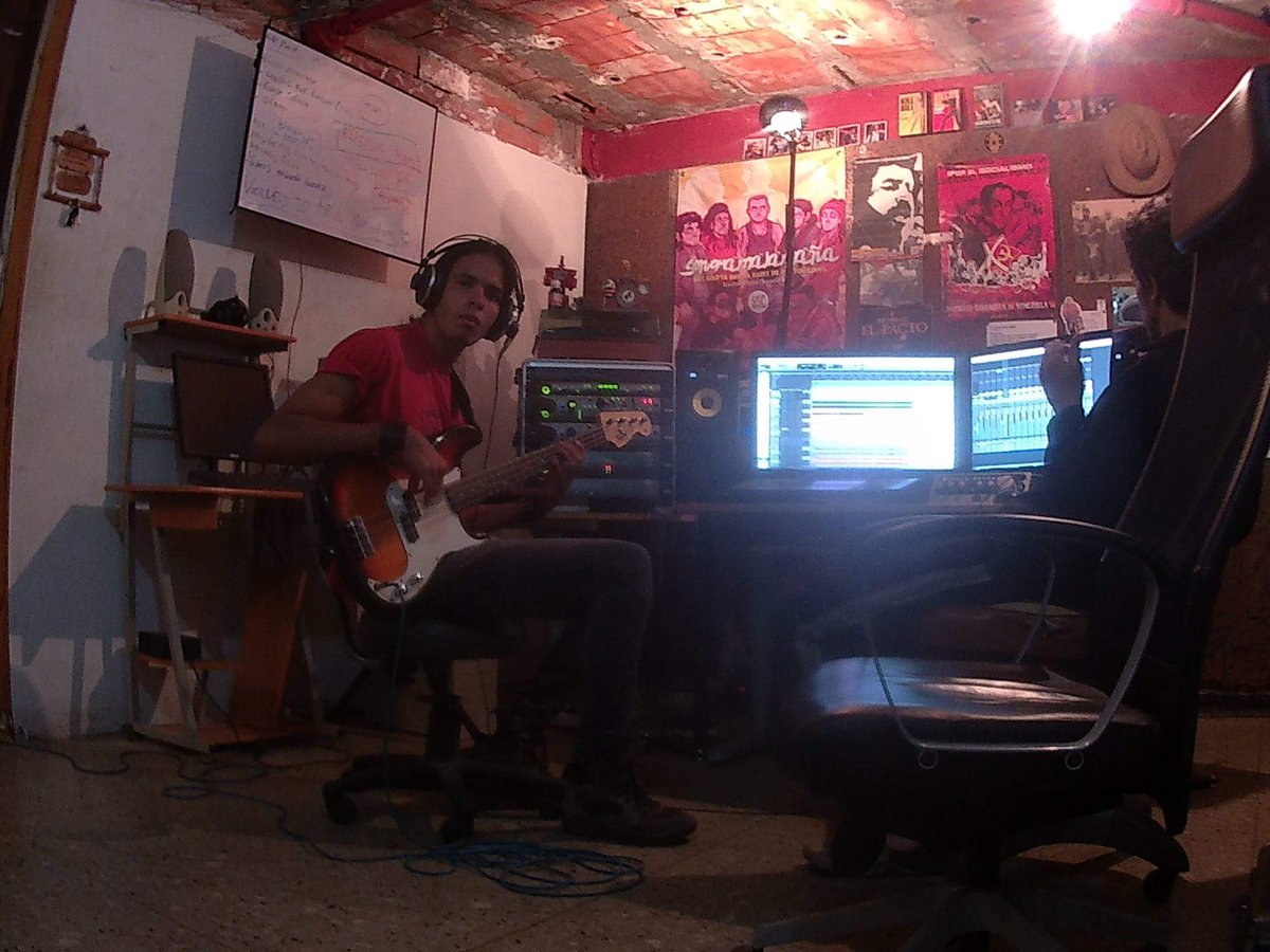ElisyumProg's tweet photo. Sesión de bajo, lista! #bass #bassist #recording #grabacion #EP #ayamanestudio #studio #fender #strings #ready https://t.co/BpYRScz32G