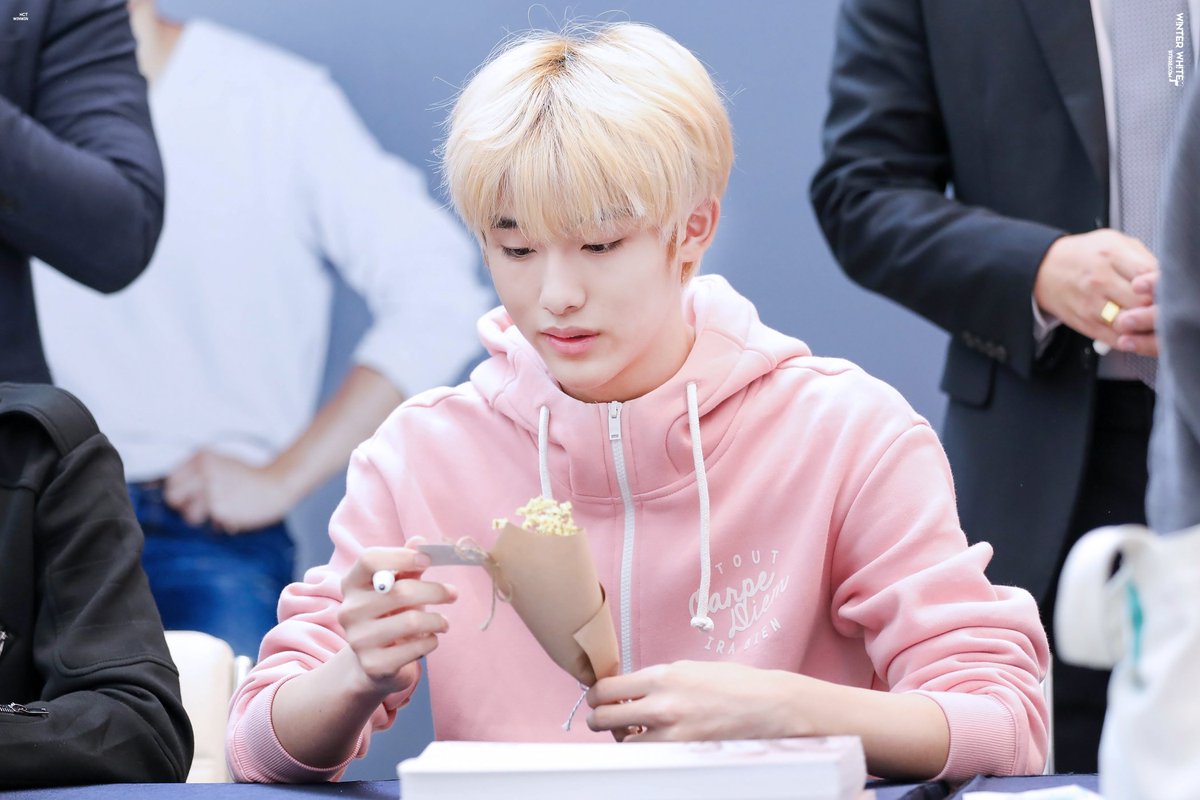 971028com's tweet photo. 😆 꽃 . 미 . 남 . #윈윈 #WINWIN https://t.co/eLMbRoYRp3