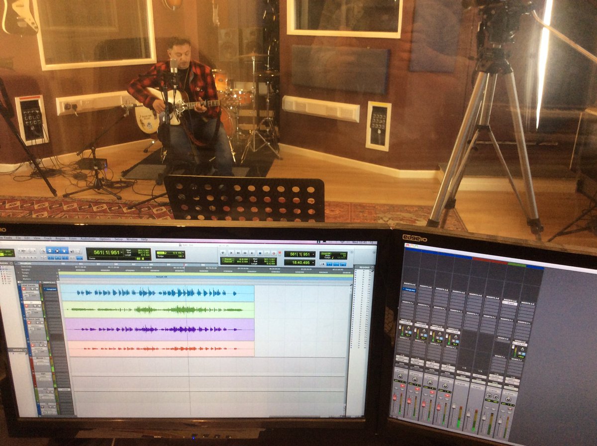 JimChorley1's tweet photo. Can't wait to share my #BalconySession with Y'all ! 
News coming soon...
@HightownStudios #LiveAcousticSingerSongwriter 
#OriginalSongs https://t.co/VmYR1iiceO
