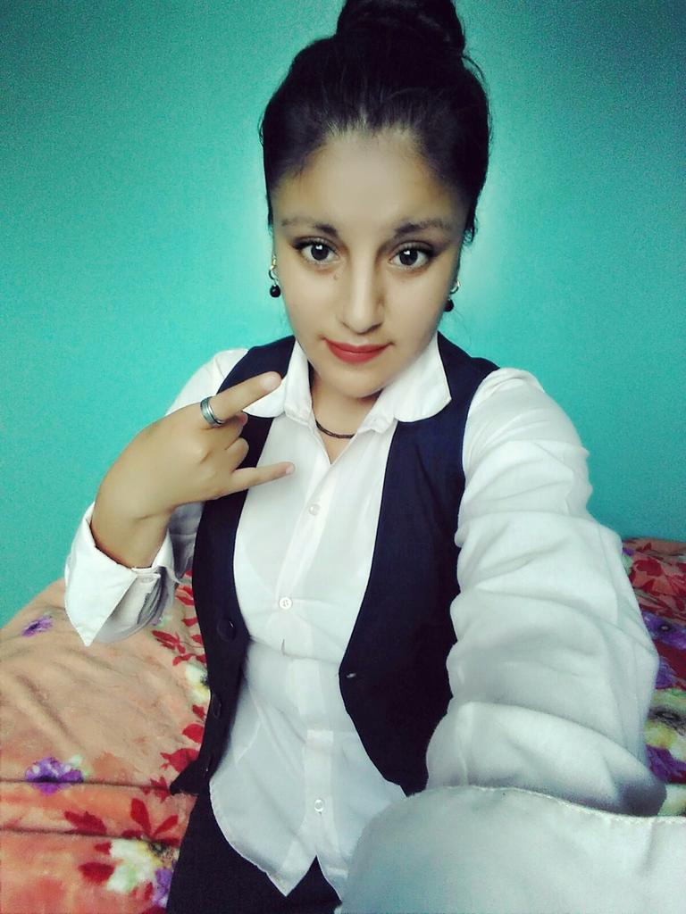 LuzTD05's tweet photo. Ya lista para ir a la U... Hoy toca exposición ojalá me vaya bien 🙏🙌 #ConUniforme #HaceCalor 🙈😉😂 #BuenDia https://t.co/qlahKeR4wa