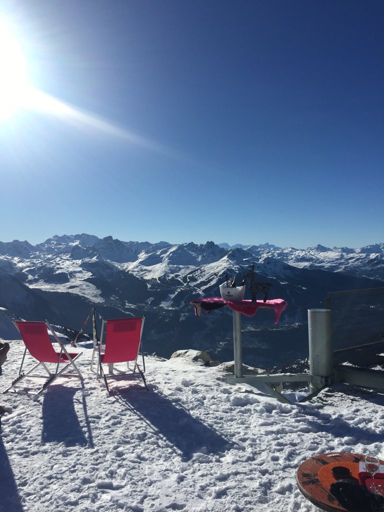 La_Plagne_ski's tweet photo. Champagne is stunning in the #Sunshine head over there and discover this view and hot chocolate stop for yourself #PistePrincess https://t.co/KhNMBWcg0Q