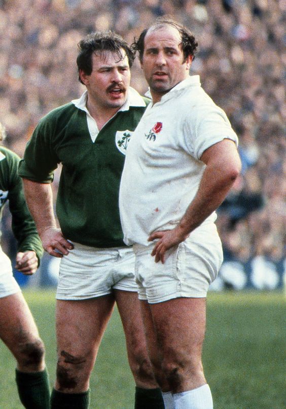 thisisN0Tsoccer's tweet photo. Les piliers #PhilOrr et #ColinSmart reprennent leur souffle lors de la victoire des Anglais à Lansdowne Road 10 à 6 en 1981 https://t.co/bvDSCx1QVA