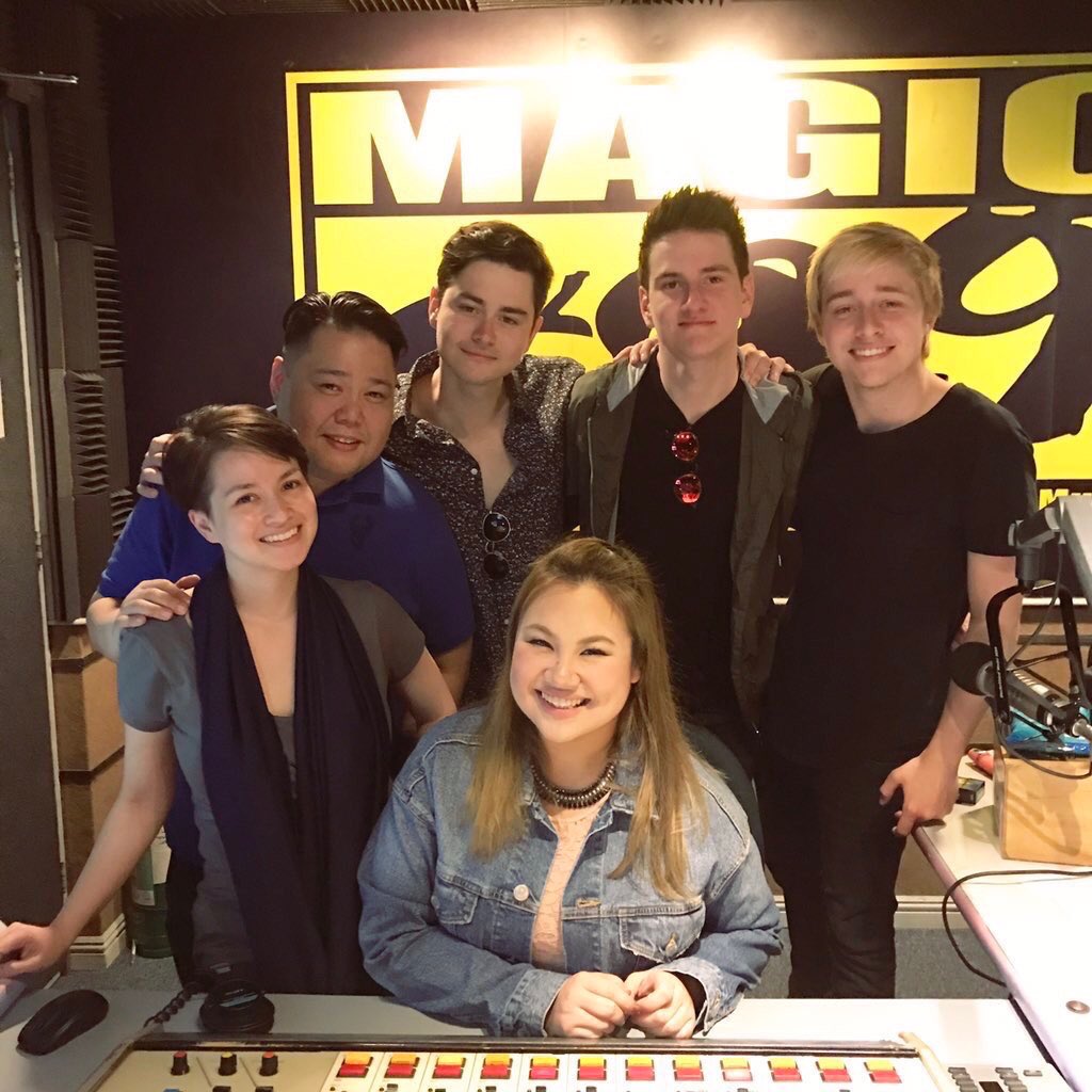 BrasilBYE's tweet photo. 📷 Visita à rádio @Magic899. https://t.co/Itq3poRtIT