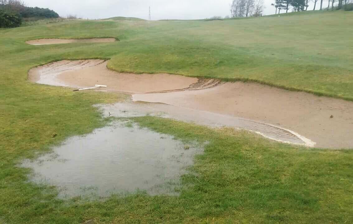 CM_HGC's tweet photo. The contrast is stark between old and new bunkers @HuddersfieldGC following heavy rain #knowwhichiprefer https://t.co/8EDxAouQl2