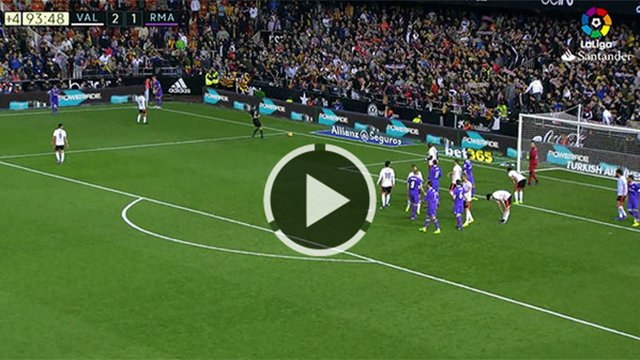 sport's tweet image. #VIDEO Insólito: ¡El árbitro corrió para ayudar al Madrid a hacer un 'noventayRamos'! bit.ly/2lJ0g8Y