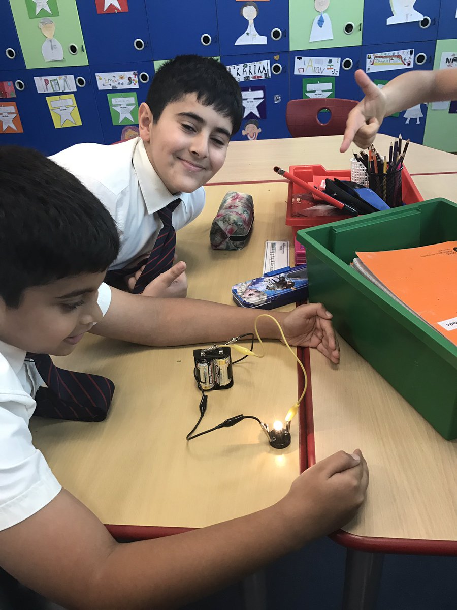 WSO_Year4's tweet photo. 4H making simple circuits in Science! https://t.co/8HdgW5cZc8