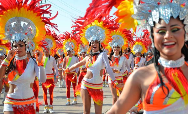 Turkiiscom's tweet photo. #Inspírate Batalla de Flores en el #CarnavaldeBarranquilla. https://t.co/B1j6FB8ofQ https://t.co/qetttUb9rM