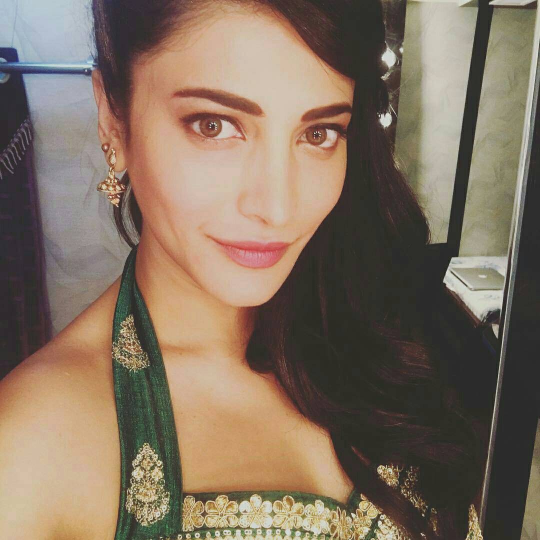 namthesamtamil's tweet photo. @shrutihaasan #glamdoll #cutelooking #gorgeous https://t.co/aqnrs1OEta