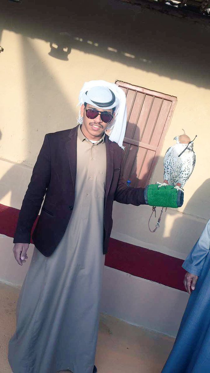 يا طير  طمني على  ناس   غالين
    واحمل مع نبض المشاعر سلامي
.
اللي لهم موقع بقلبي وفِي العين
    يسعدهم الله دون  ذكر الأسامي